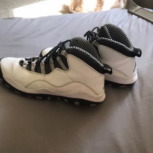 Jordan sneakers 7y ladies 8 size